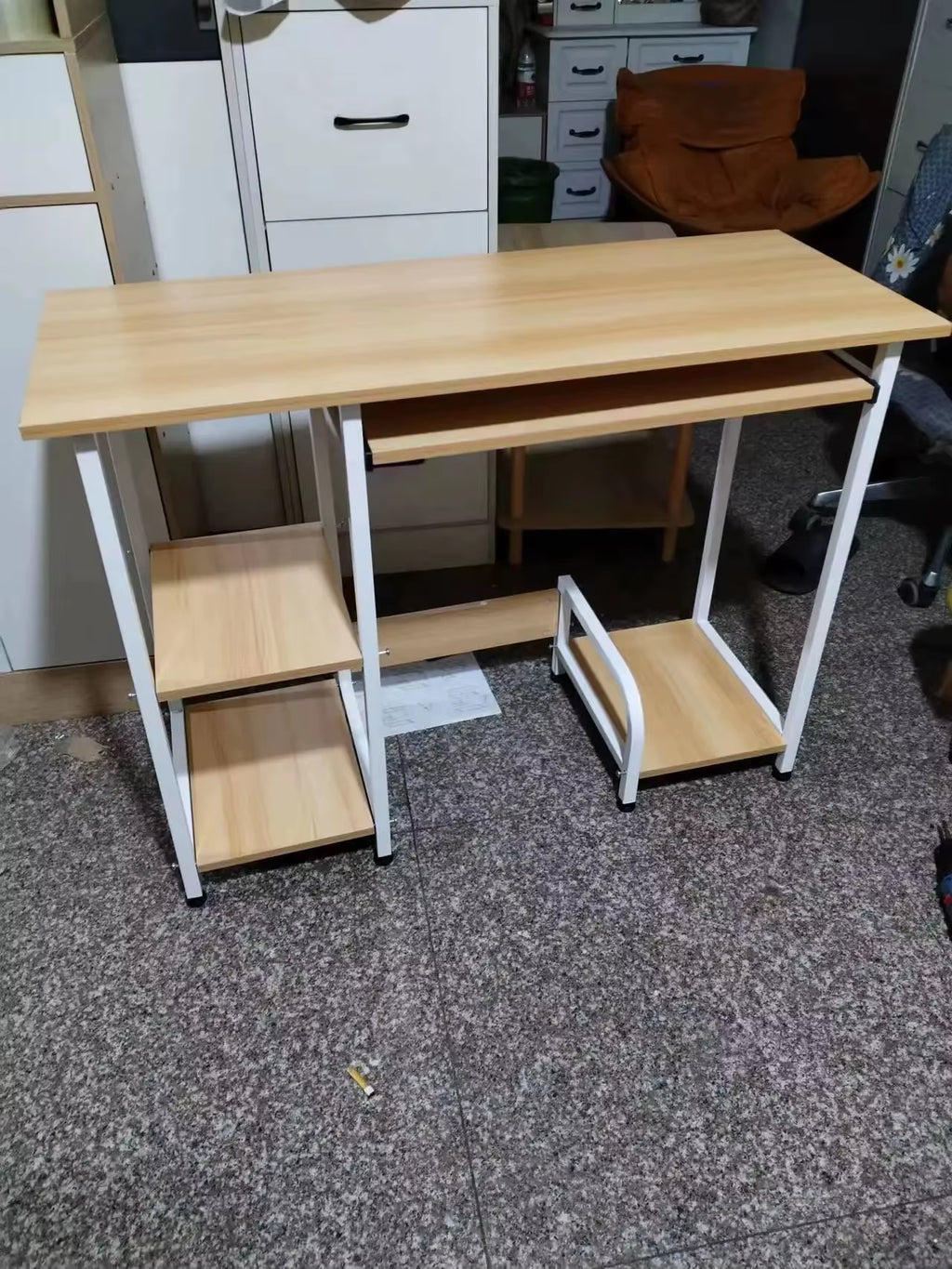 Escritorio Compacto con Estante y Soporte para Teclado